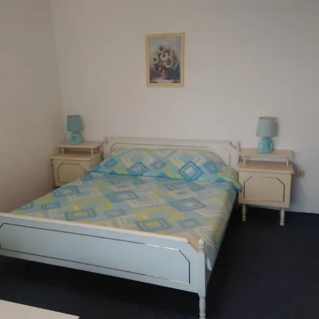 Guest house Cozy With Free Parking