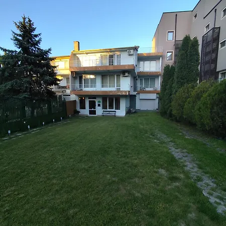 Cozy With Free Parking Guest house